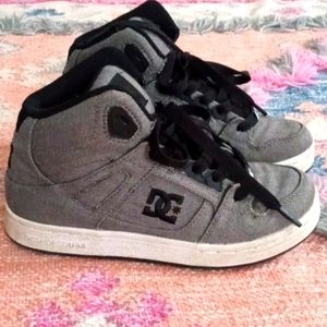 Boys dc shoes size 4
